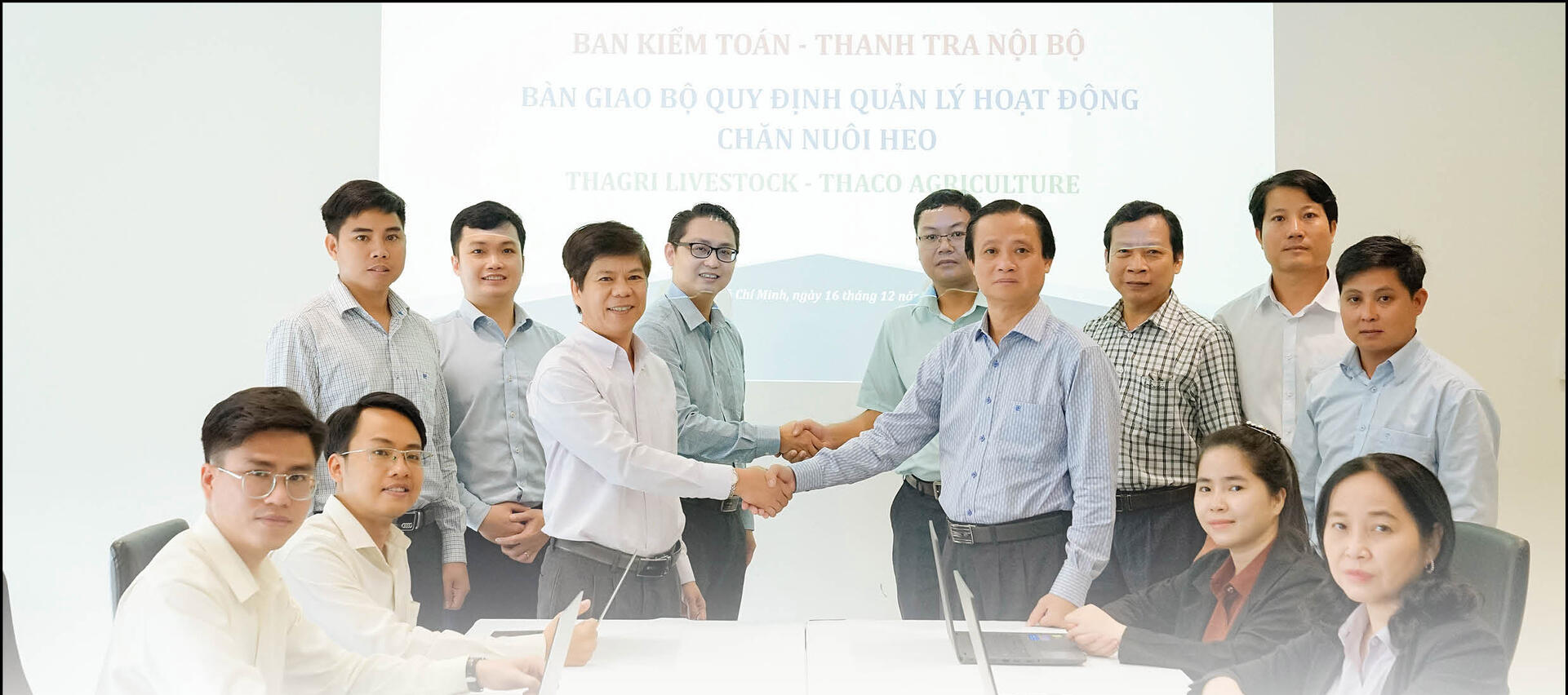 THACO HANDS OVER THE SWINE RAISING MANAGEMENT REGULATION TO THACO AGRI