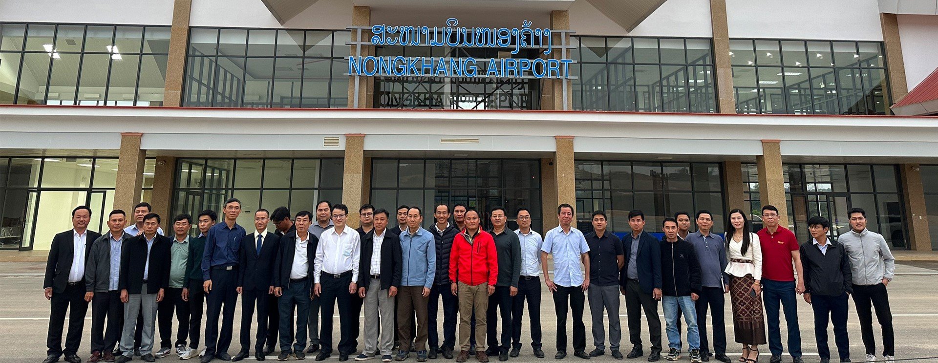 Đoàn Liên ngành Ủy ban Hợp tác Việt Nam - Lào tham quan dự án Sân bay NongKhang