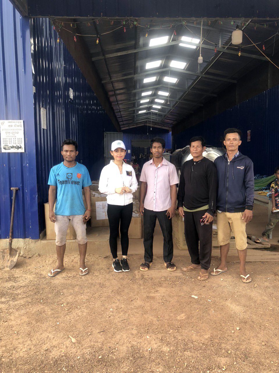 Khu liên hợp Koun Mom trao tặng 3.000 bộ quần áo cho người lao động