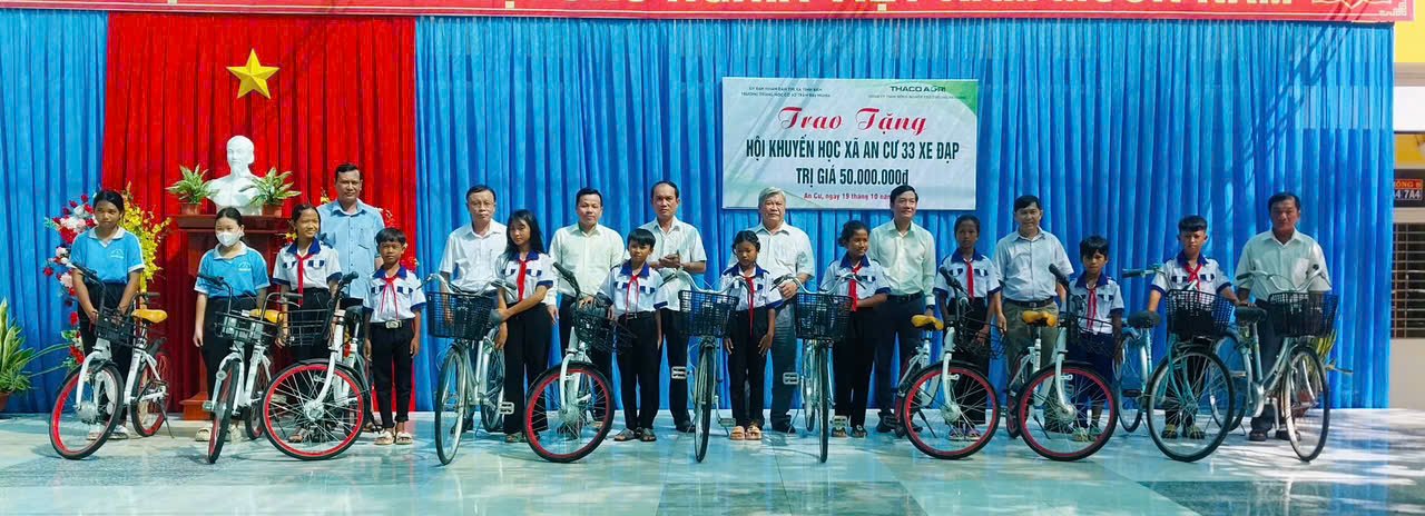 THAGRI An Giang tặng 33 xe đạp cho học sinh khó khăn
