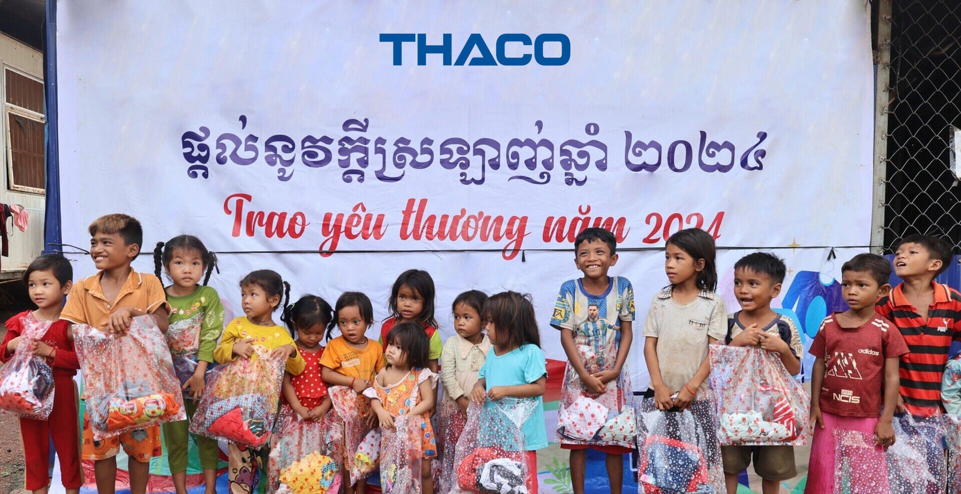 Trao tặng 01 tấn quần áo cho người lao động Campuchia