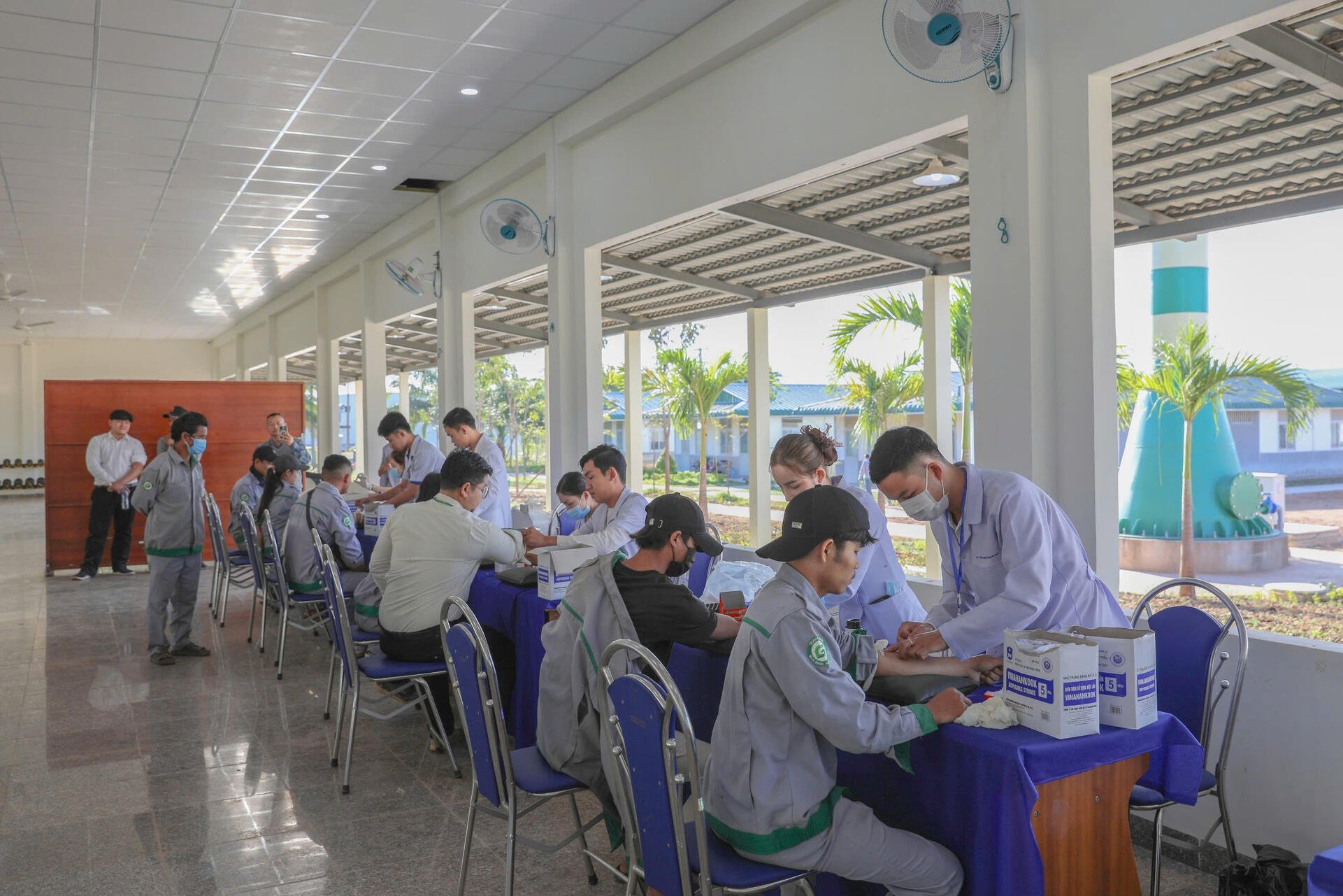 Khám sức khỏe định kỳ cho hơn 2.000 CB.CNV người Lào