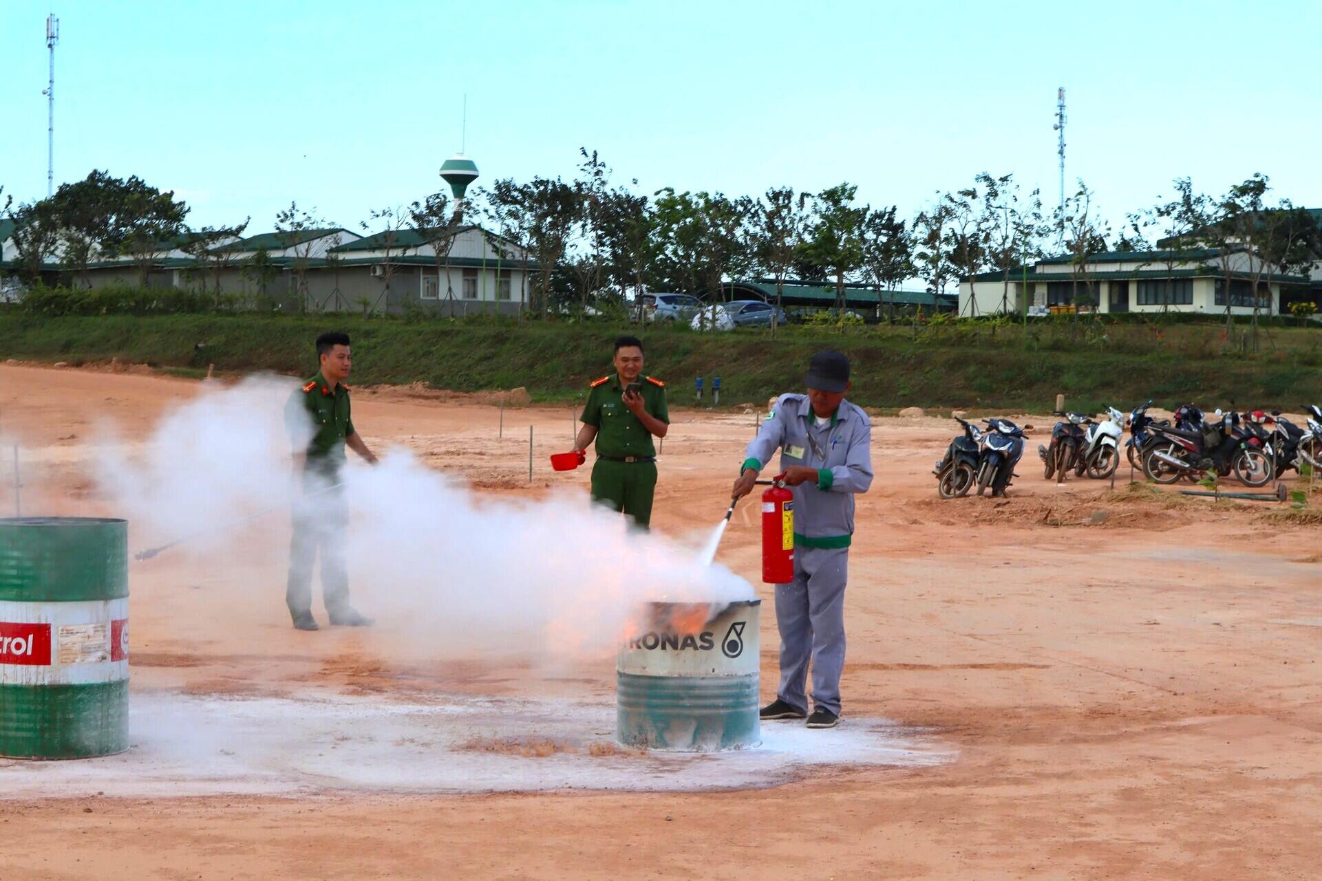 Xí nghiệp Chăn nuôi Bò Ia Puch tổ chức huấn luyện nghiệp vụ phòng cháy chữa cháy định kỳ