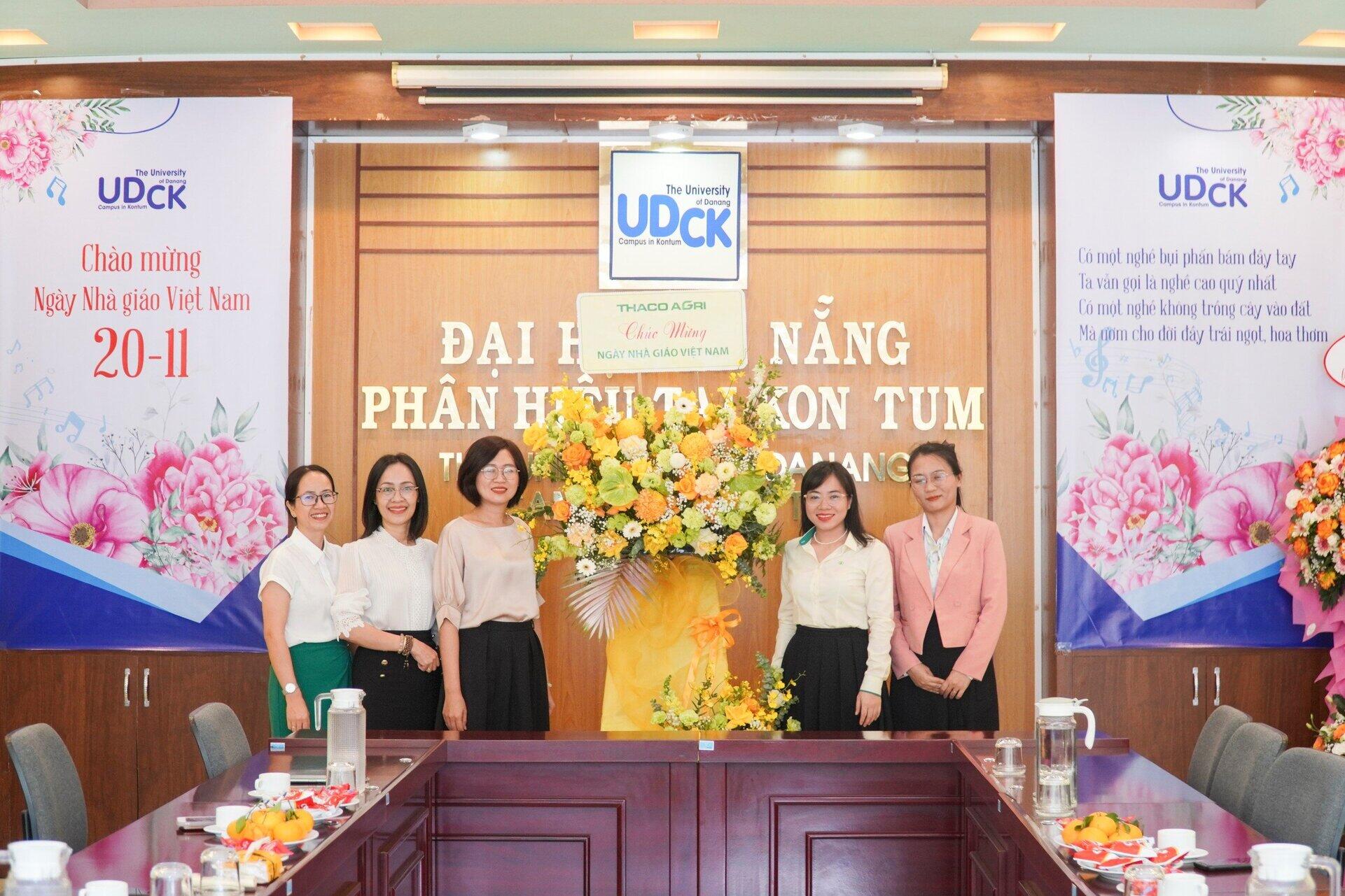 THACO AGRI presented flowers to celebrate Vietnamese Teachers' Day November 20