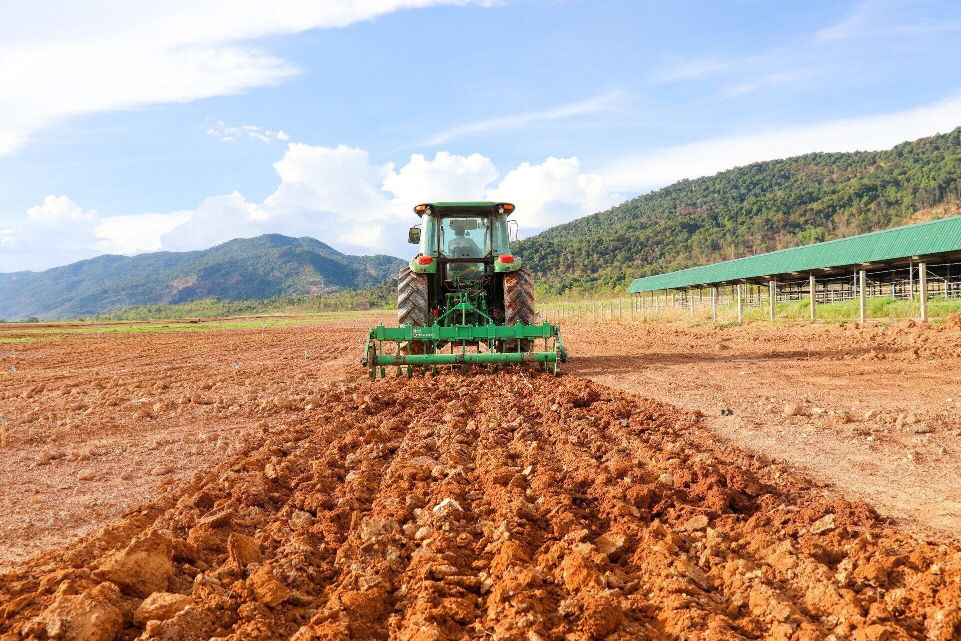 Sáng chế thiết bị gieo hạt trồng cỏ bán chăn thả phục vụ hoạt động chăn nuôi bò